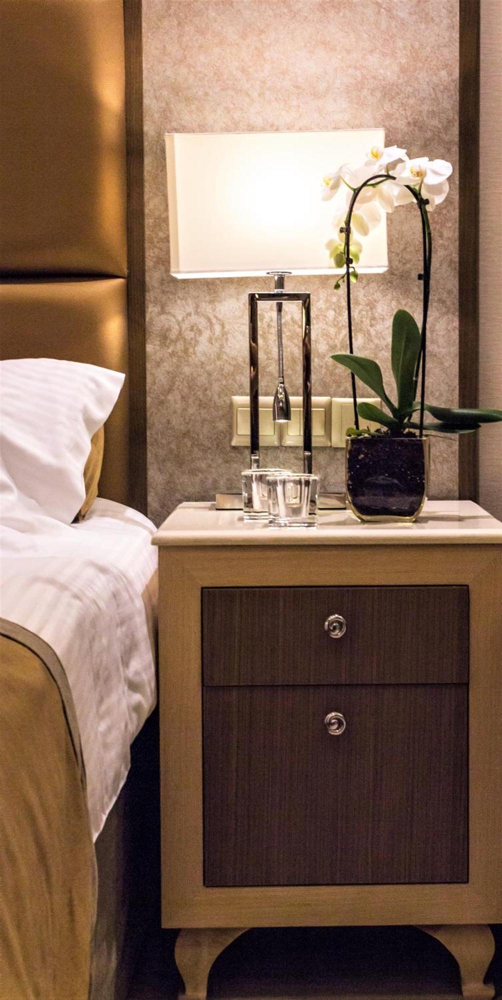 Adams Beach Hotel & Spa (Adults Only) Ayia Napa Luaran gambar A nightstand